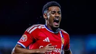 Ureña, MVP de la jornada 5, homenajeado con un "pasillito", junto a Jardí y Manolache