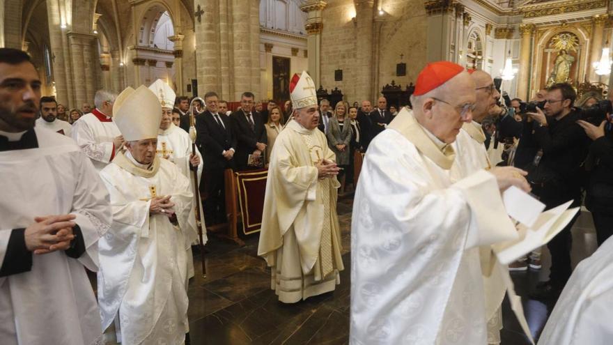 Enrique Benavent, junto a Antonio Cañizares, antes de subir al altar de la catedral de València para tomar posesión, ayer. | EDUARDO RIPOLL