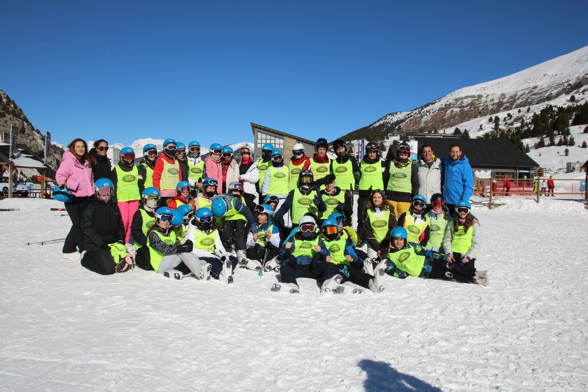 Foto de archivo del presidente de la DPH, Isaac Claver, con alumnos de Alcolea de Cinca.