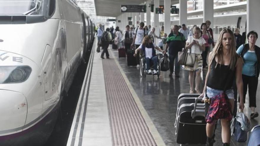 Fomento aplaza a 2016 el tren de la costa pese a que la demanda dobla a la del AVE