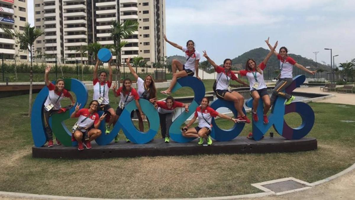 El equipo femenino de hockey hierba femenino posa en la Villa Olímpica.