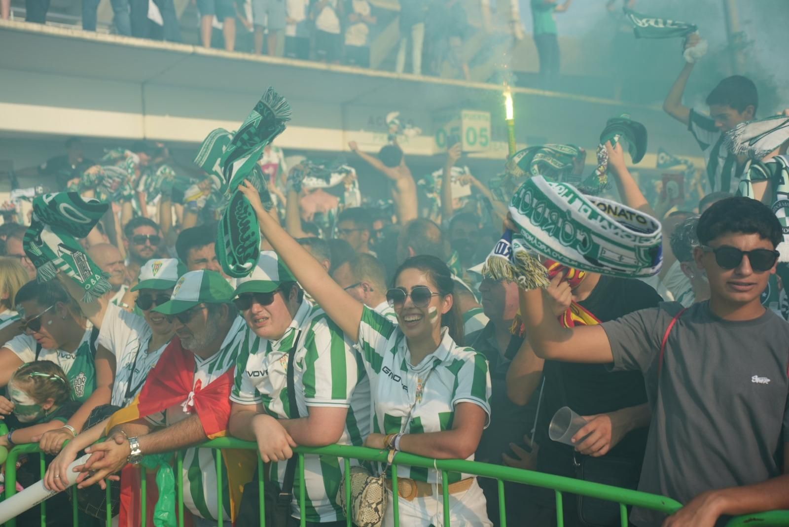Así recibió la afición del Córdoba CF al autobús del equipo en El Arenal
