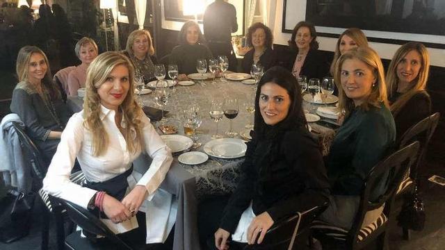 En el sentido de las agujas del reloj: Begoña Fernández Costales (con camisa blanca), presidenta de la Federación de Empresarias de Asturias (FEDA); Nuria Cosío, consejera independiente de Intermark; Belén Fernández, vicepresidenta de FEDA; Isabel López Ferrer, CEO de Izharia y "Empresaria del año" en Madrid en 2018; Guillermina Caicoya, galerista; Rosina Gómez Baeza, fundadora de Arco; Isabel Linares, directora del Observatorio para la Transformación del Sector Público ESADE-PwC; Irene Cano, directora general de Facebook; Ángela Pumariega, medalla de oro olímpica en vela; Carmen Alsina, directora de comunicación de CEOE, y Beatriz García Rico, directora económico-financiera de TSK Electrónica, durante la cena del jueves en Madrid.
