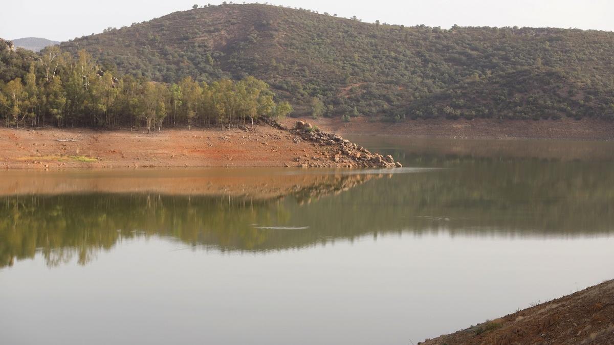 Embalse del Guadalmellato afectado por la sequía.