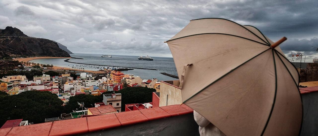 Desbordamiento de una alcantarilla por las lluvias en Tenerife