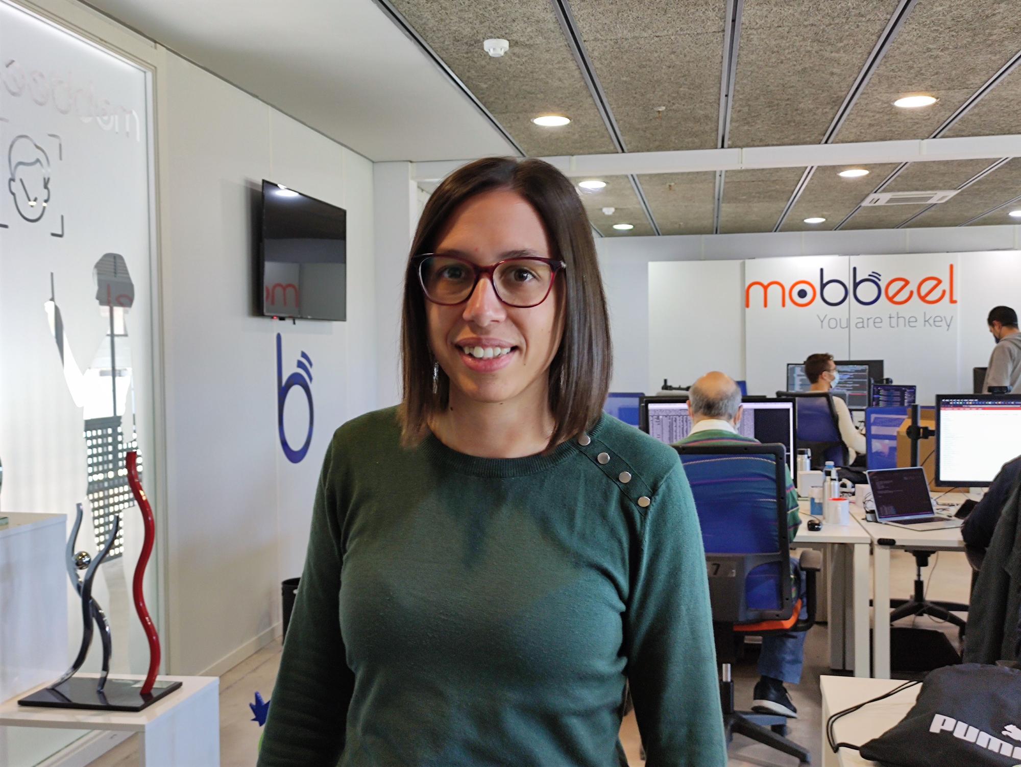 Belén González Sánchez, ingeniera informática y de software, durante una jornada laboral en Mobbeel.