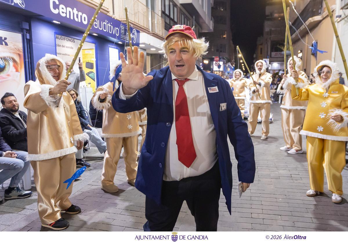 El viento sí respeta la Cavalcada del Ninot de Gandia que luce como nunca