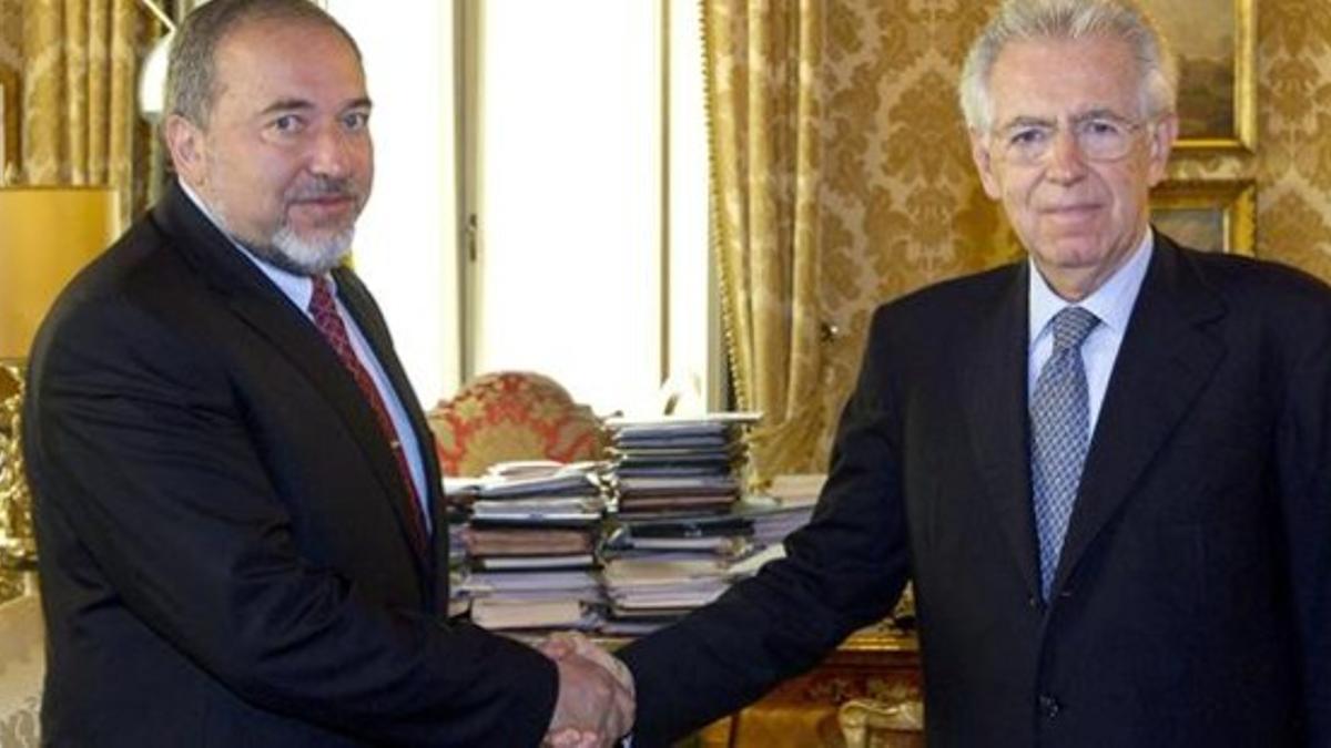 Monti (derecha) y el ministro de Exteriores israelí, Avigdor Lieberman, este miércoles en Roma.