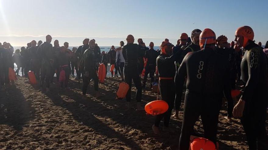 Alicante celebra la IX Travesía Solidaria a Nado de Santa Faz con 350 nadadores