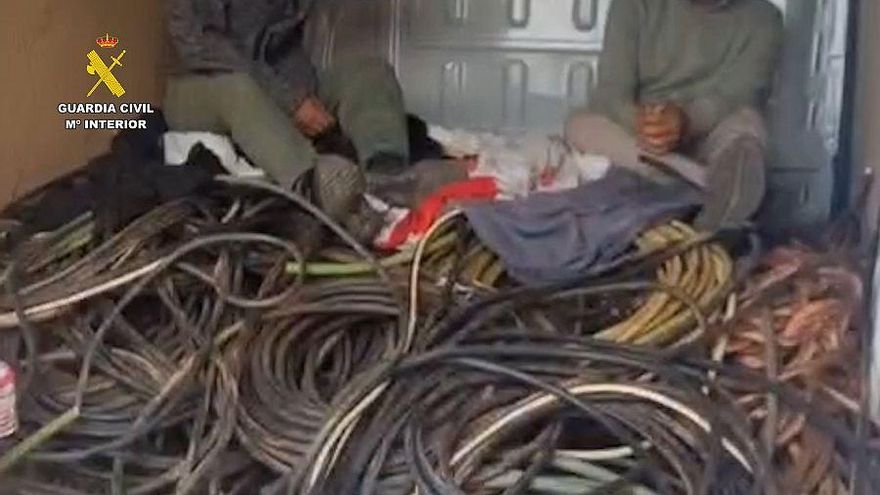 Dos de los detenidos con material robado, en un vehículo.