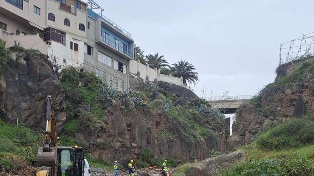 Operarios de Aguas de Telde trabajando en obras de mejora en el municipio.