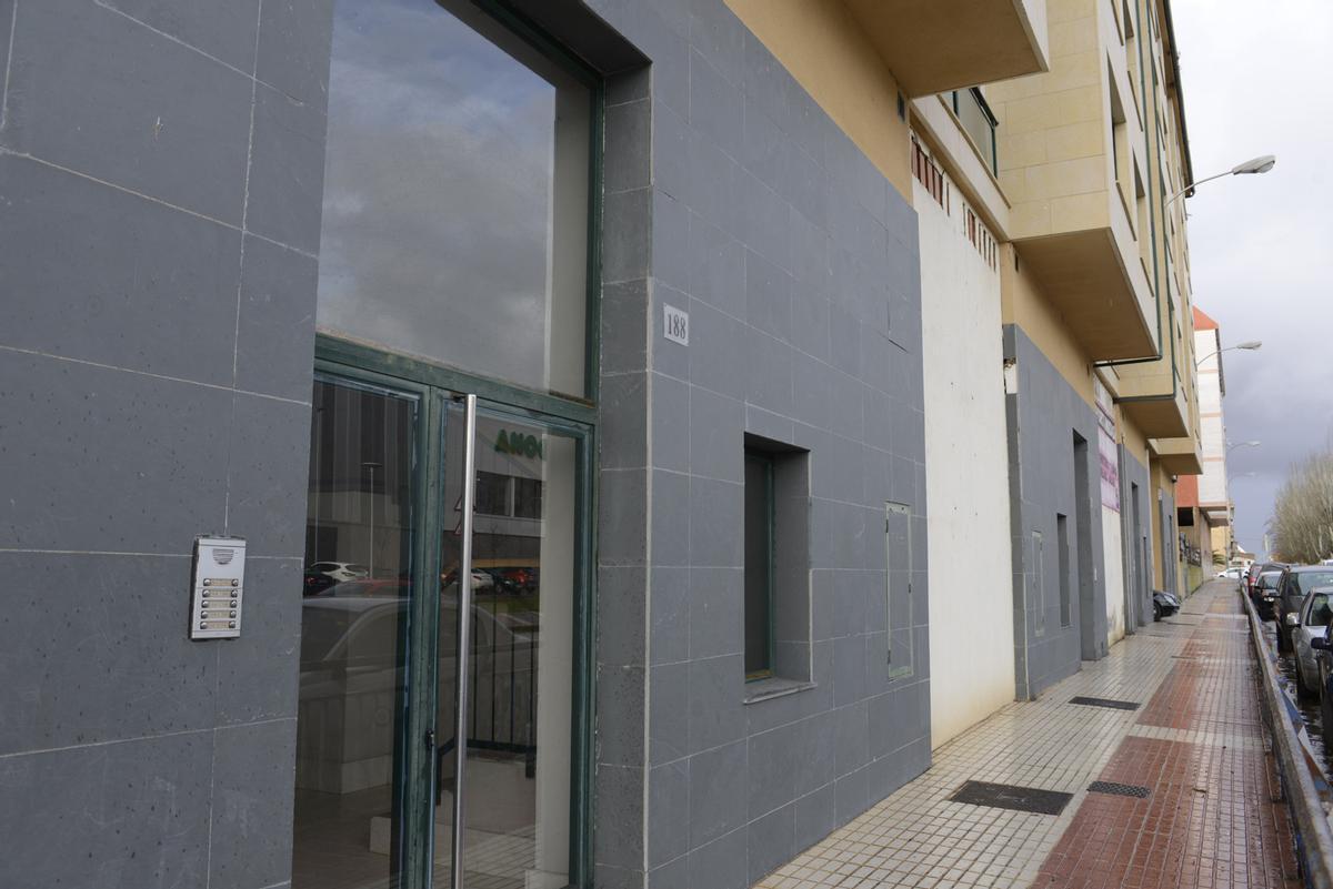 El 188 de la Vía del Canal, uno de los portales del edificio que mayoritariamente ha adquirido el fondo buitre.