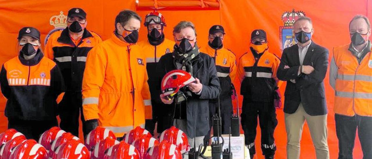 El concejal José Ramón Prado y miembros de Protección Civil, con parte del material adquirido.