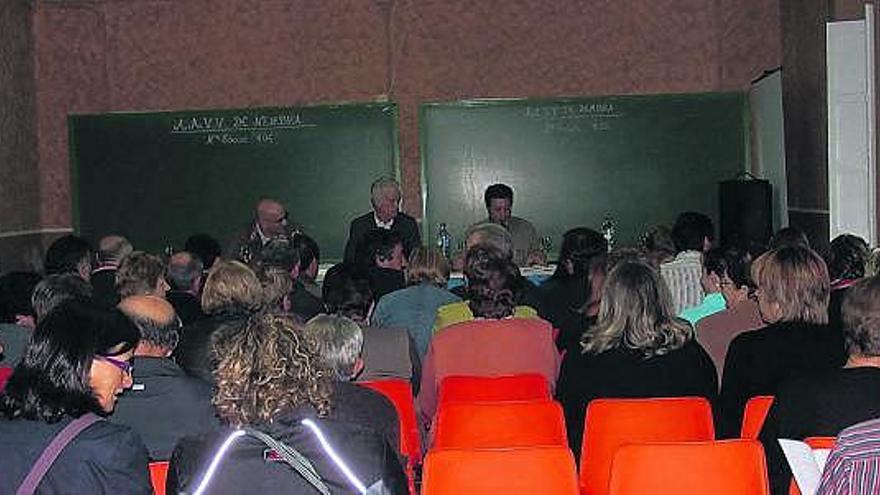 Ramiro Fernández, en el centro, durante la conferencia ofrecida en Nembra.