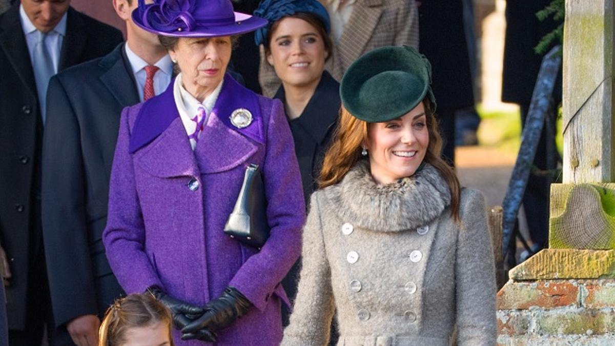 Kate Middleton y el perfecto abrigo gris en la tradicional misa de Navidad