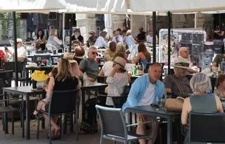 La hostelería gallega necesita más de 10.000 trabajadores para cubrir la demanda este verano: «Acudimos a grupos de WhatsApp»