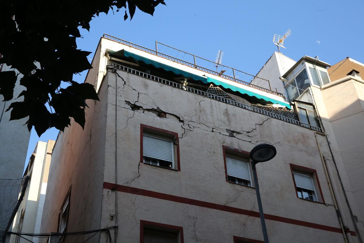 Número 22 de la calle Granada de Badalona, desalojado desde hace años por riesgo estructural del inmueble