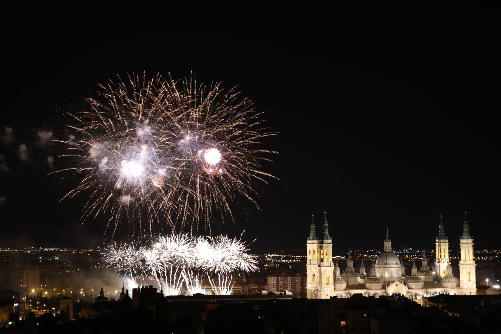 Los fuegos artificiales marcan el fin de las Fiestas del Pilar