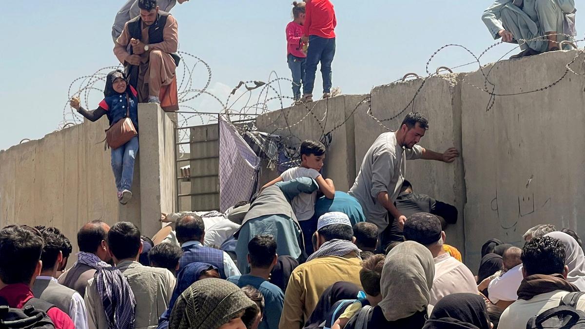 Afganos intentan acceder al aeropuerto Hamid Karzai de Kabul.