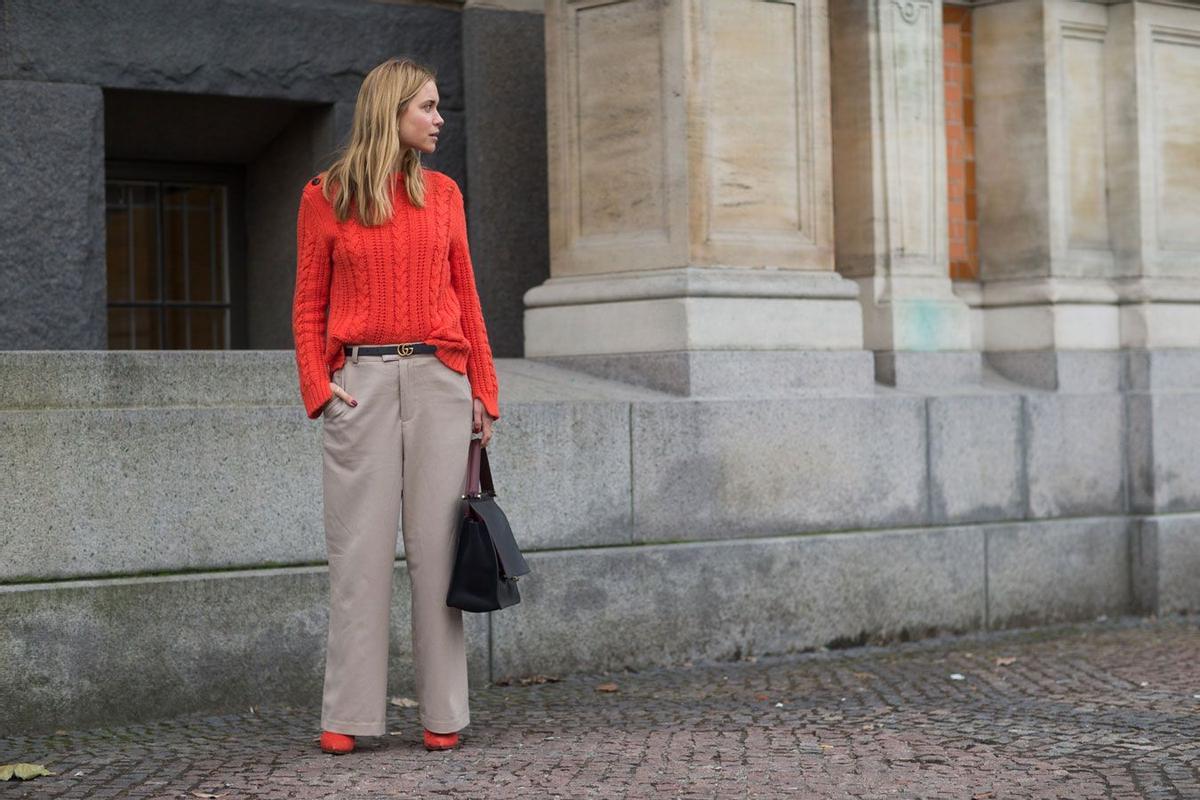 Cinturón con logo más pantalones sastre y naranja