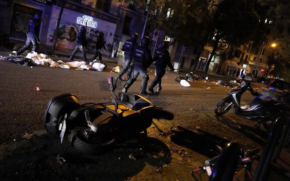 La ira de la derecha contra la amnistía se ha desbordado en la noche de este lunes en la calle Ferraz de Madrid. Los antidisturbios de la Policía Nacional han terminado disolviendo con porras, humo y gas picante una concentración que cercaba a la sede federal del PSOE.