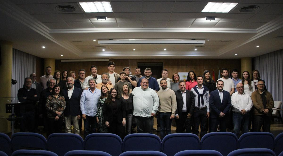 Alumnado, docentes y autoridades, tras el acto.