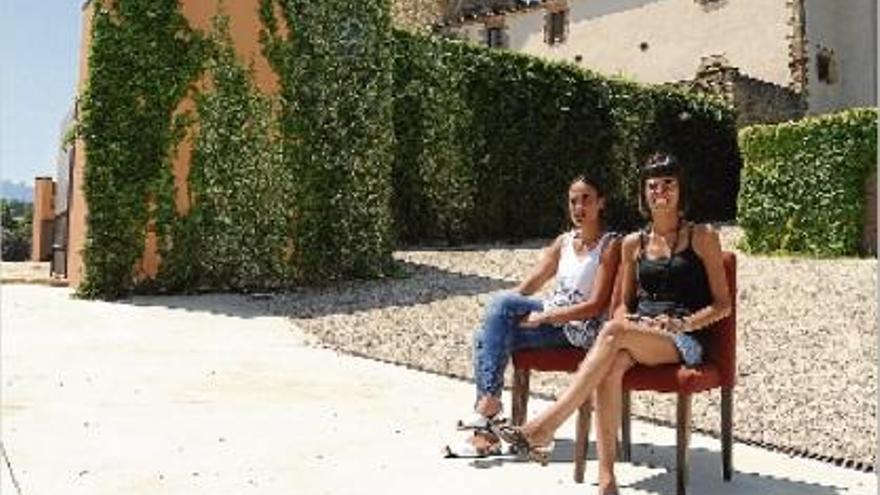 Noemí Villagrassa, a l&#039;esquerra, i Alexandra Cucurella, ahir al migdia al castell de l&#039;Oller del Mas