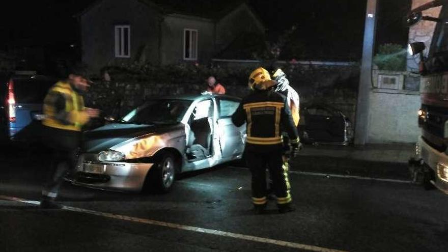 El vehículo accidentado en Meaño. // Cedida Emerxencias Sanxenxo