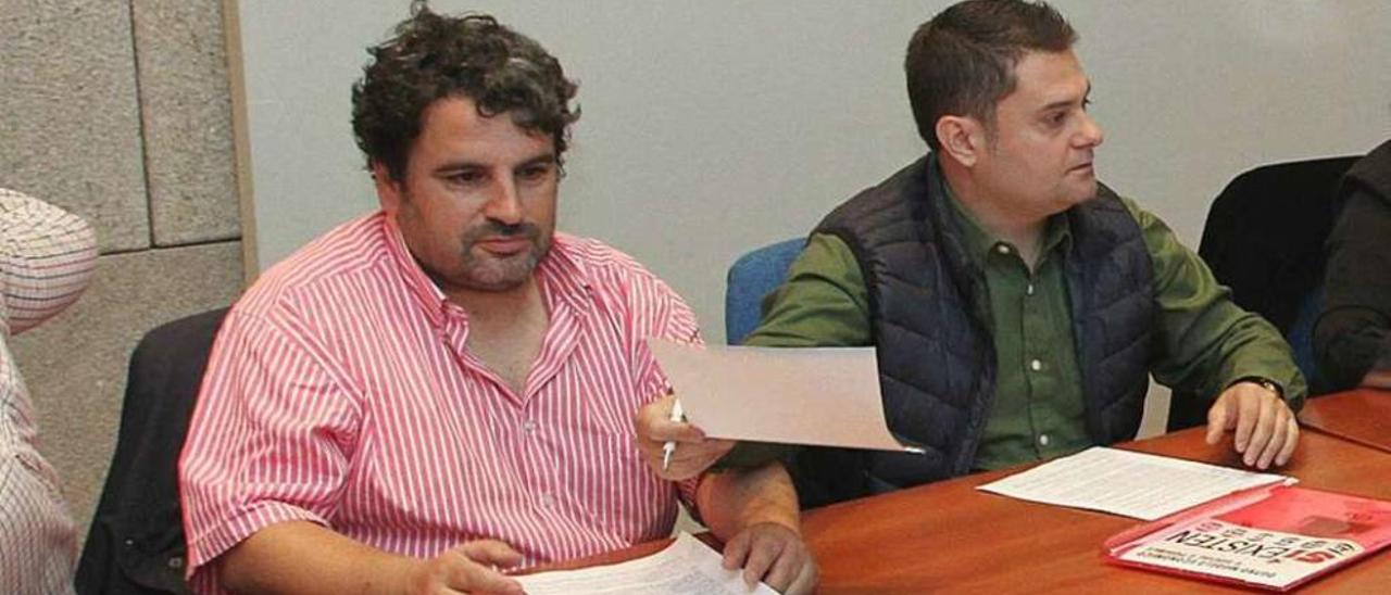 El presidente de la Junta de Personal, Daniel Salgado (drcha.), con Javier García, en una reunión. // I. Osorio
