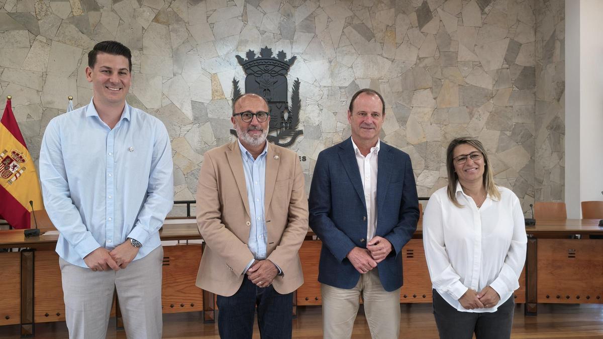 Por la izquierda, el gerente de la Mancomunidad, Abel Ghosheh, y los alcaldes de Santa Lucía, Agüimes e Ingenio, Francisco García, Óscar Hernández y Vanesa Martín, respectivamente.