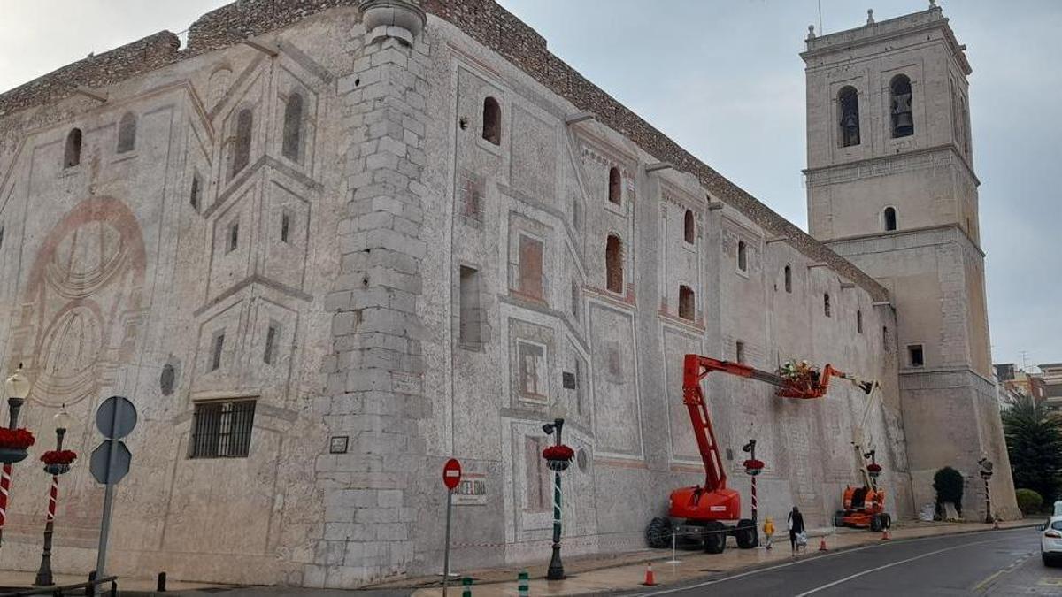 Estado de las obras de restauración de las arquitecturas fingidas de la fachada oeste de la iglesia arciprestal de Vinaròs.