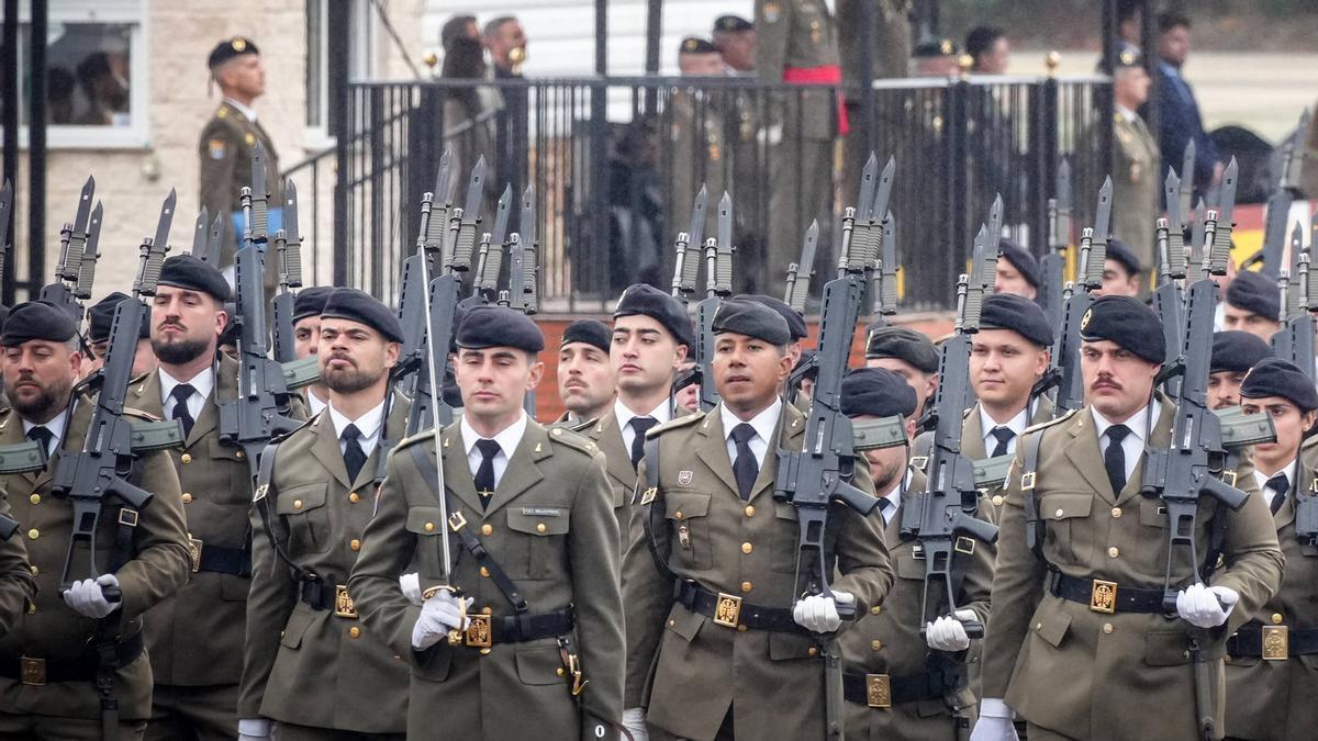 Imagen de archivo en Badajoz de un desfile militar en la base general Menacho de Botoa