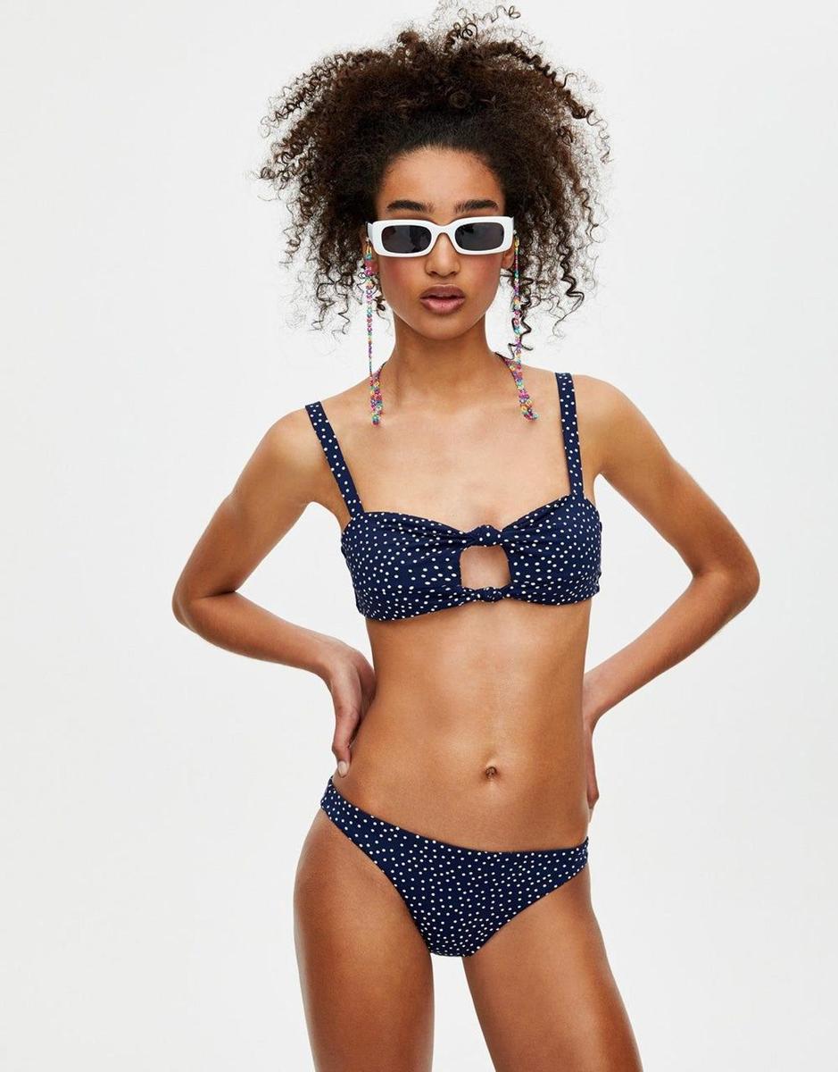 Bikini azul marino de lunares de Pull &amp; Bear (Precio: 9,99 euros + 12, 99 euros)