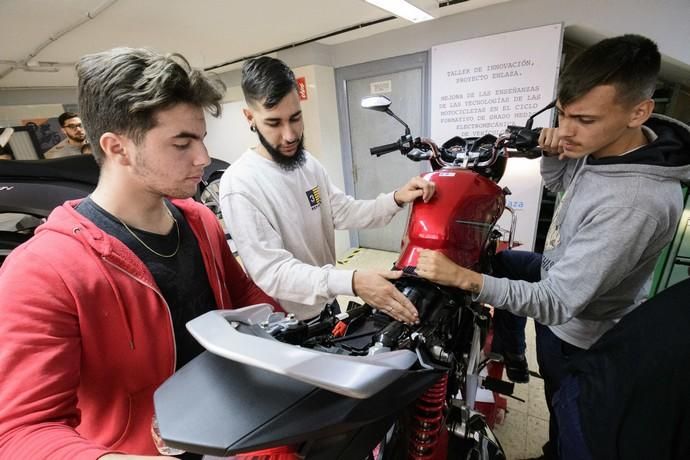 Reportaje IES Cruz de Piedra sobre taller motocicletas, novedad curso 2018/2019  | 25/04/2019 | Fotógrafo: Tony Hernández