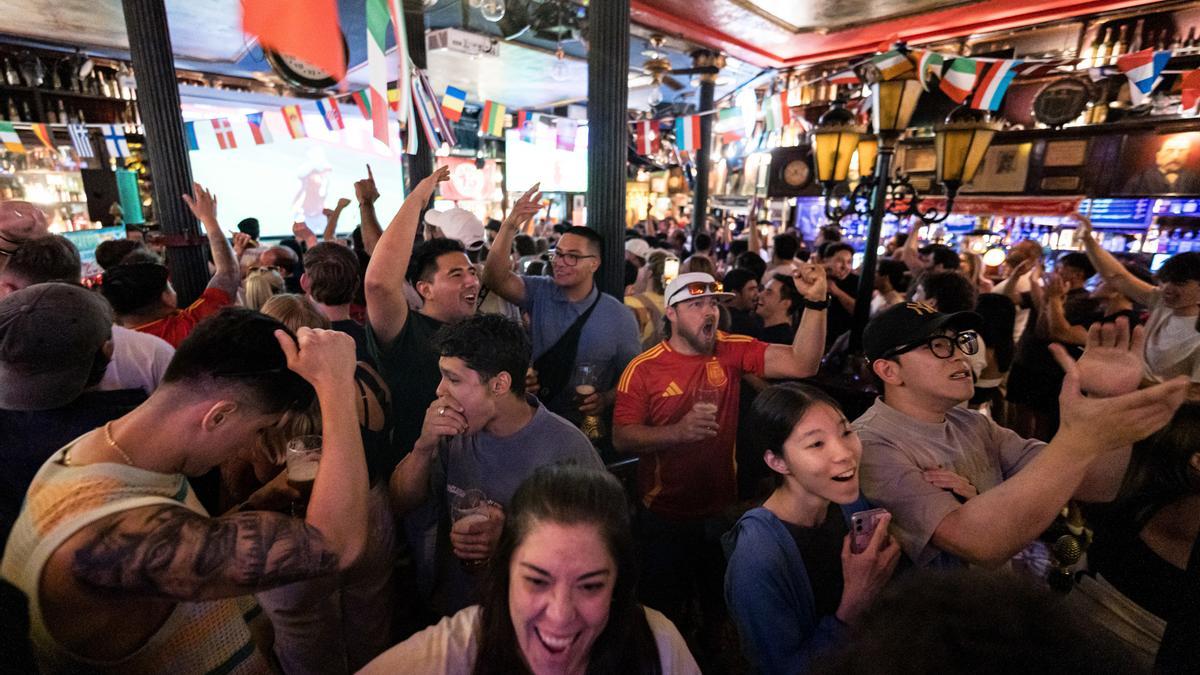 Varios aficionados celebran un gol del partido de España en la Eurocopa