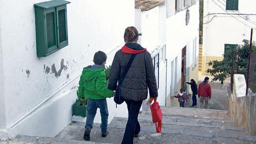 Un alumno y su madre se dirigen a Ses Marjades.