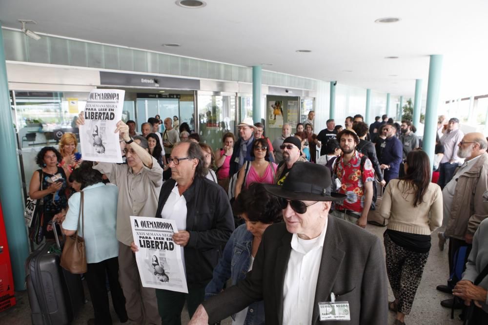 Llegada del "tren negro" a la estación de Gijón.