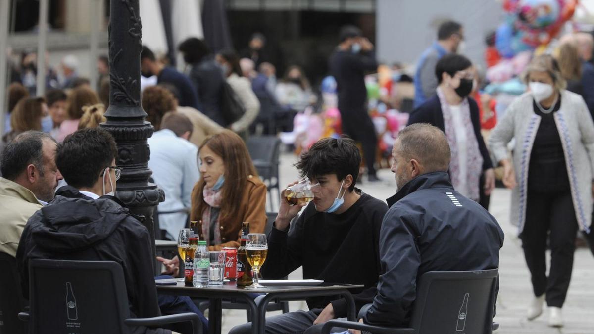 Clientes en varias terrazas de la Praza da Igrexa de Lalín. |   // BERNABÉ/JAVIER LALÍN