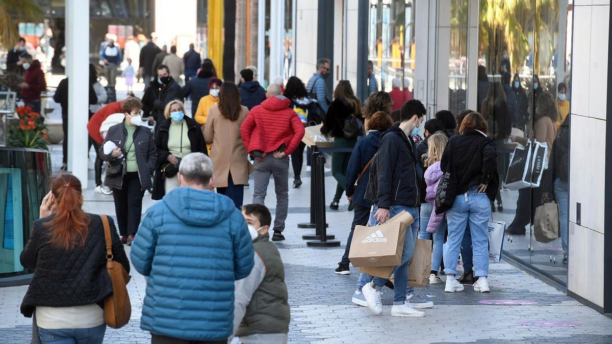 Barcelona surt a comprar el seu primer dissabte amb els comerços oberts en dos mesos