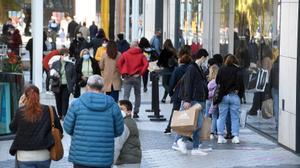 Barcelona surt a comprar el seu primer dissabte amb els comerços oberts en dos mesos