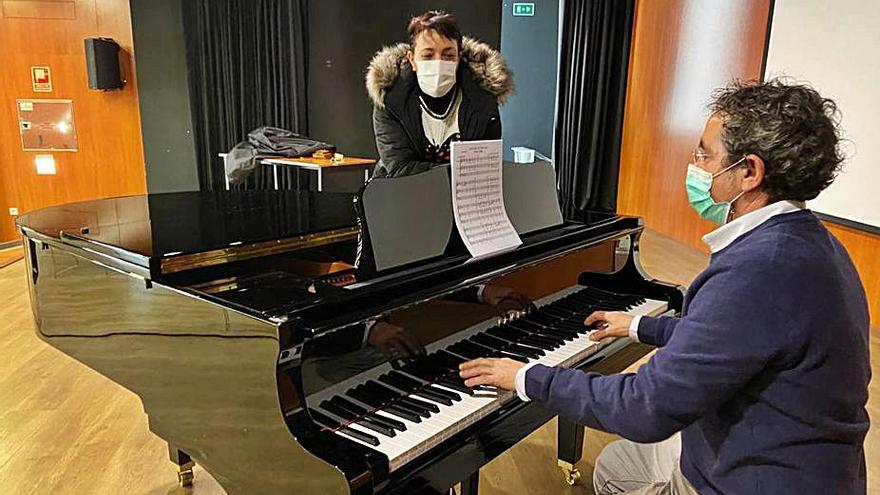 El nuevo piano de cola en el auditorio municipal.