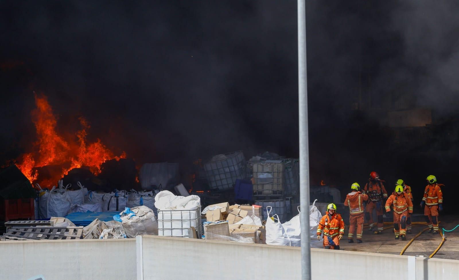 El incendio de la empresa de reciclaje de Silla, en imágenes