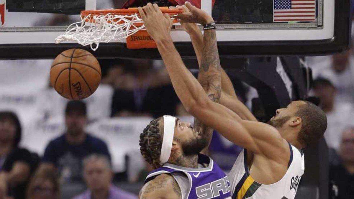 Gobert machaca el aro de los Kings durante el partido