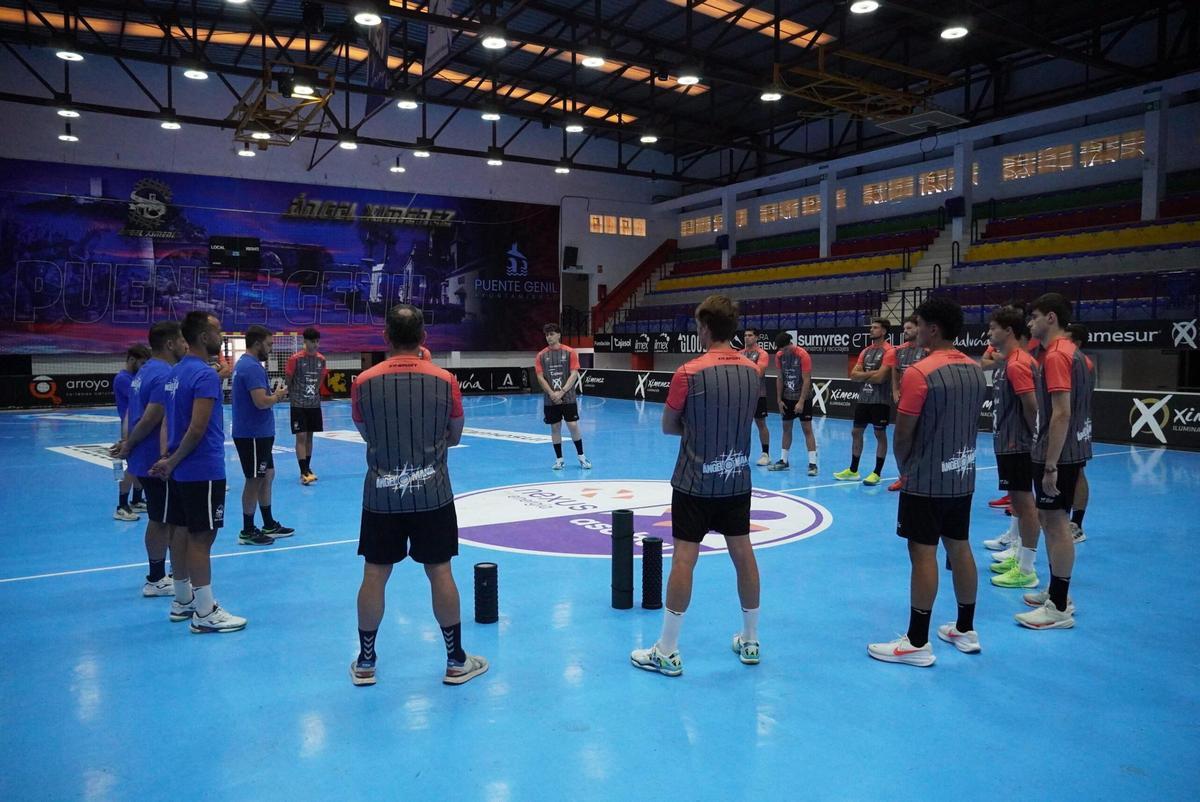 El cuerpo técnico dialoga con los jugadores de la plantilla.