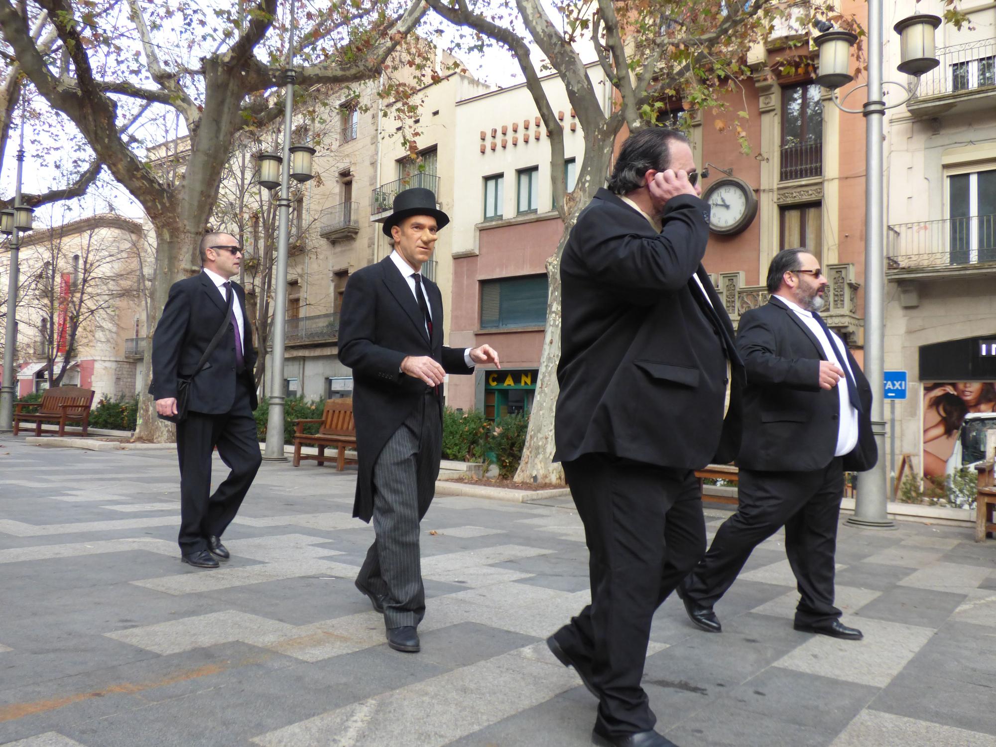 L'Home dels Nassos i els seus guardaespatlles es passegen per Figueres