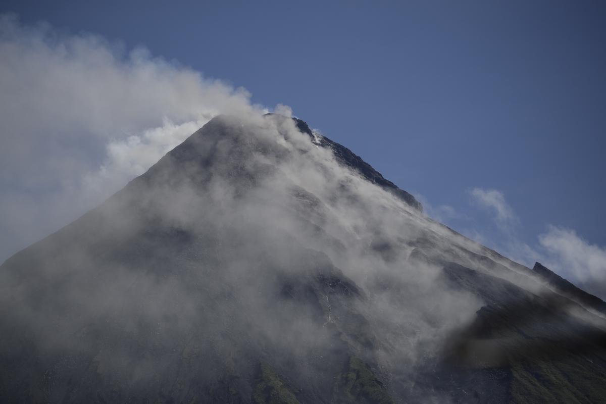 El volcán Mayón sigue activo en Filipinas