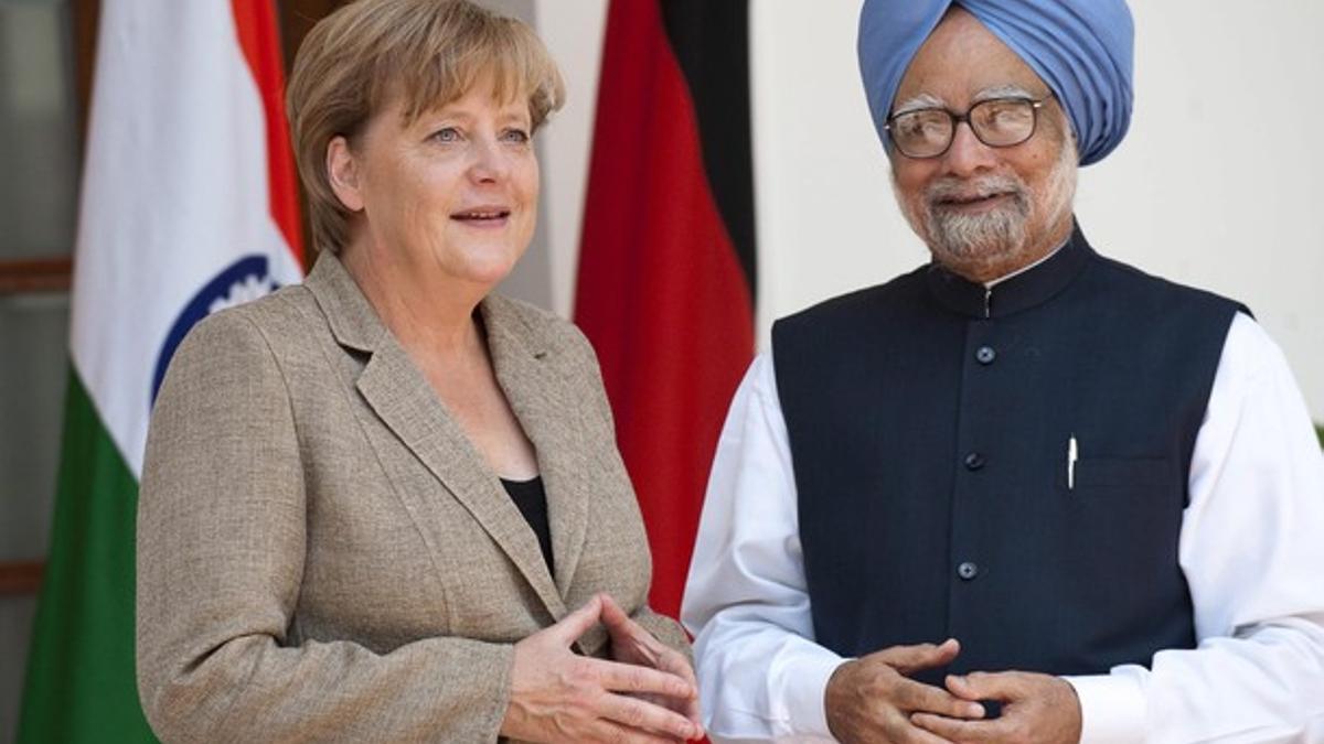 El primer ministro indio, Manmohan Singh, junto a la cancillera Angela Merkel, en Nueva Delhi (India).