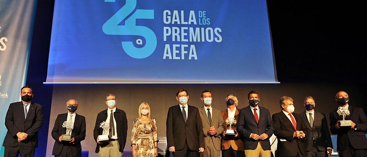 Los premiados durante el acto, junto a las autoridades. | ANTONIO AMORÓS