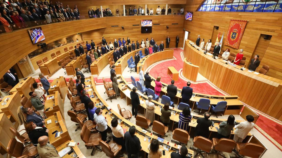 La sesión constitutiva de la XII Legislatura del Parlamento gallego se cerró con el himno gallego