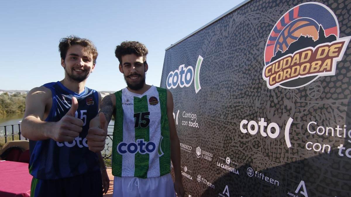 Los jugadores Josemi Jiménez y Alejandro Trujillo, con las nuevas equipaciones.
